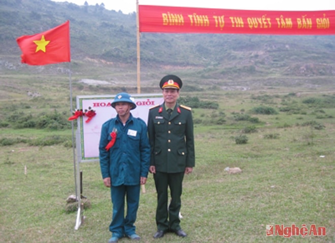  Đồng chí Đại tá Nguyễn Đức Long – Phó hiệu trưởng Nhà trường tặng hoa bắn giỏi cho học viên