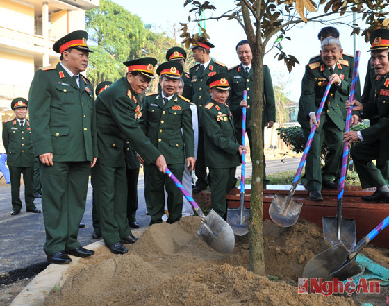 Các tướng lĩnh trồng cây lưu niệm tại khuôn viên Bộ CHQS tỉnh năm 2012. Ảnh: S.M