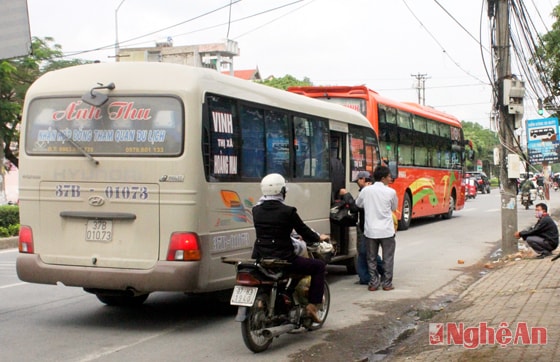 Đón, trả khách không đúng quy định trên đường Lê Lợi (TP. Vinh).
