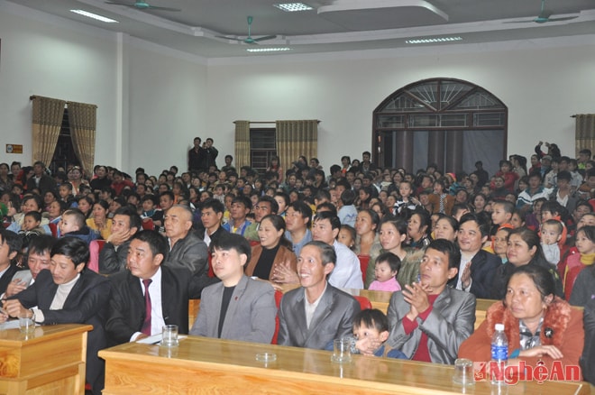 Đông đảo bà con nhân dân đến cổ vũ phần thi văn nghệ