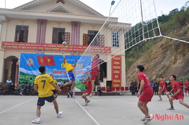 Thi đấu bóng chuyền nam