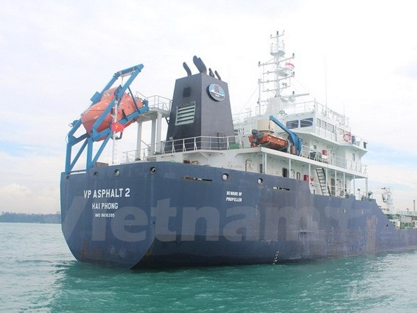 Tàu VP ASPHALT 2 neo đậu tại cảng Singapore. Ảnh: Vietnam+