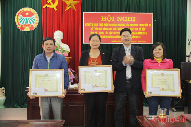 Đồng chí Nguyễn Hồng Sơn- Phó Chủ tịch BCH Hội Nông dân tỉnh Nghệ An trao tặng bằng khen của Hội Nông dân tỉnh cho các tập thể cá nhân đạt thành tích xuất sắc trong năm 2014.