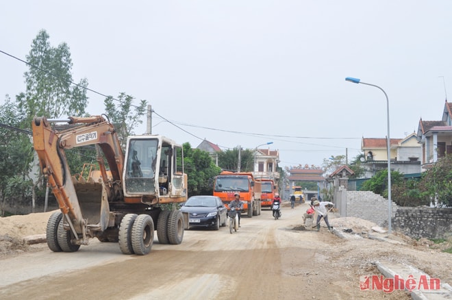 Đơn vị thi công tập trung phương tiện máy móc đẩy nhanh tiến độ dự án nâng cấp . mở rộng đường Quỳnh Thạch – Quỳnh Lương.