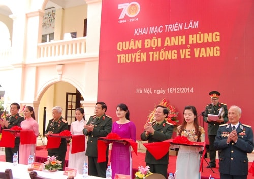 Đại tướng Phùng Quang Thanh, Ủy viên Bộ Chính trị, Phó bí thư Quân ủy Trung ương, Bộ trưởng Bộ Quốc phòng cắt băng khai mạc triển lãm.