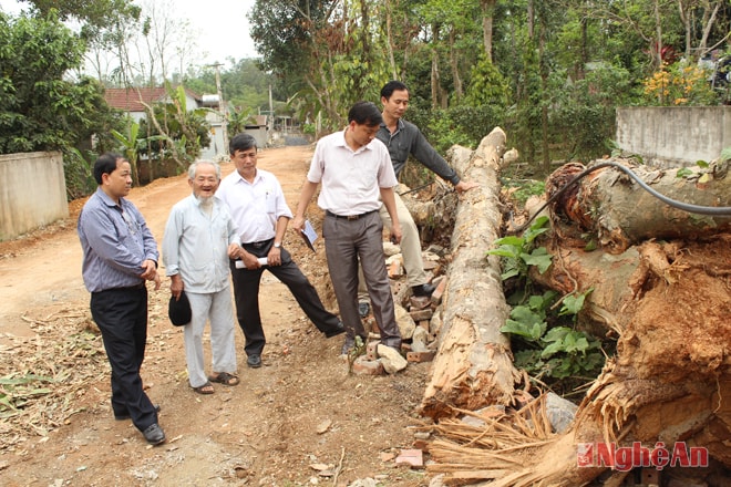 Các tổ chức đoàn thể xã Thịnh Sơn (Đô Lương) vận động người dân hiến đất mở đường NTM. Ảnh: nguyên sơn
