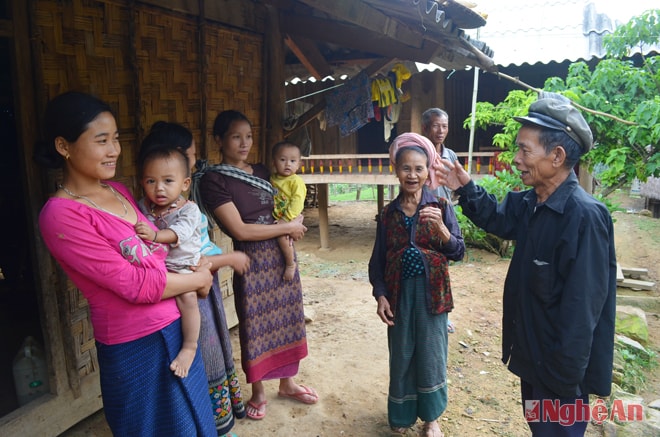 Già làng Lương Phò Làng, bản Huồi Lê, xã Keng Đu (Kỳ Sơn) tuyên truyền, vận động bà con không di dịch cư trái phép.Ảnh: N.K