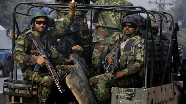 Pakistan vẫn đang tăng cường lực lượng tìm diệt phiến quân. Ảnh: AP