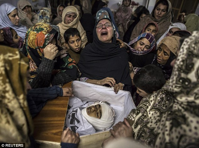 Người thân khóc thương một học sinh 15 tuổi thiệt mạng trong vụ thảm sát. Ảnh: Reuters