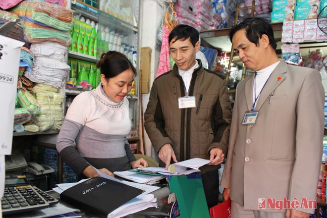 Cán bộ Chi cục Thuế TP. Vinh phổ biến chính sách thuế mới cho hộ kinh doanh.