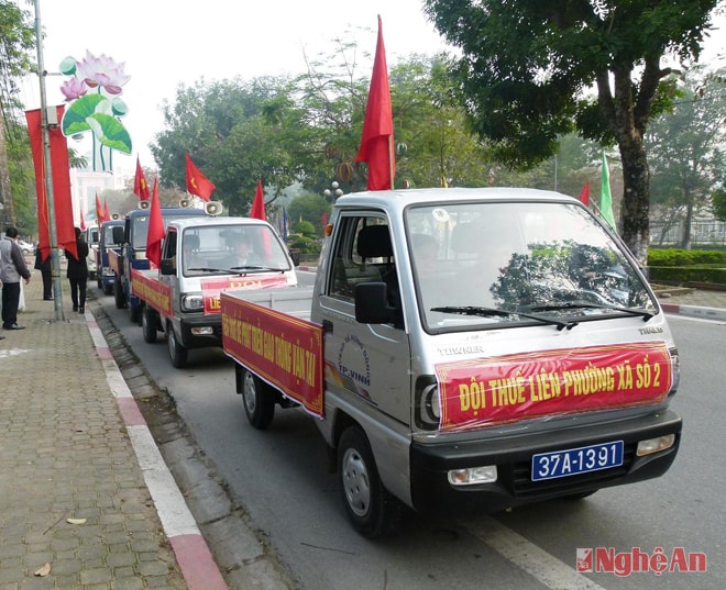 Chi cục Thuế TP. Vinh ra quân thu thuế môn bài đầu năm.