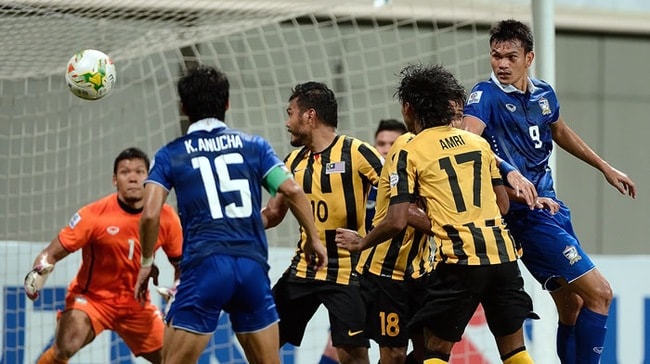 Một pha hãm thành trong trận đấu ở vòng bảng AFF Suzuki Cup 2014 giữa Malaysia và Thái Lan.