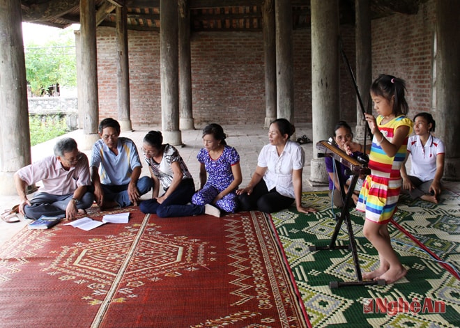 Tập hát Dân ca ví, dặm ở Đình Phượng Lịch.Ảnh: Thanh Hải