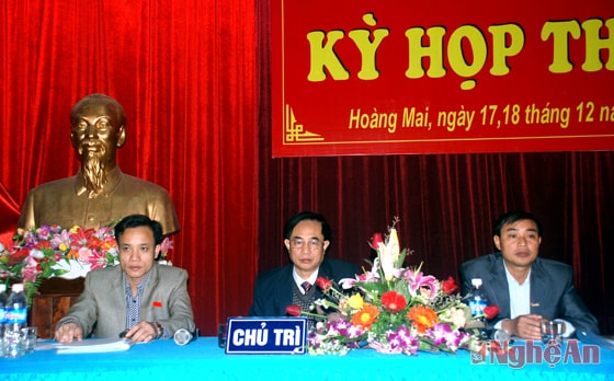 Chủ tọa kỳ họp.