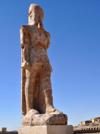 Bức tượng pharaoh Amenhotep III trong tư thế bước đi hiện được dựng trước ngôi đền chôn cất chính vị pharaoh này tại Ai Cập. Ảnh: AFP