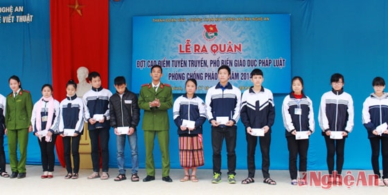 Đại diện Học viện Cảnh sát nhân dân trao quà cho học sinh nghèo khối THPT