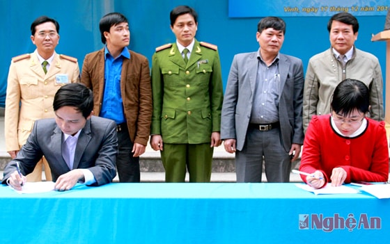 Đại diện các tổ chức cơ sở đoàn trực thuộc ký cam kết không vi phạm pháp luật.