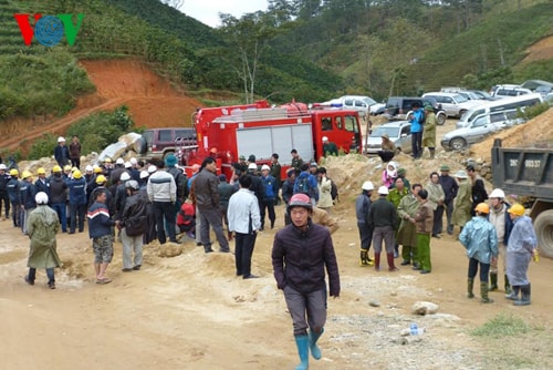 Tình hình bên ngoài cũng hết sức khẩn trương