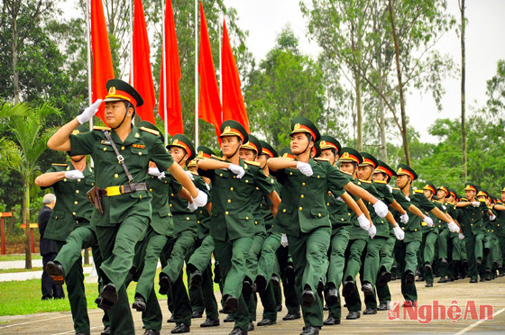 Cán bộ, chiến sỹ Lữ đoàn xe tăng 215 duyệt đội ngũ nhân ngày truyền thống. Trần Hải