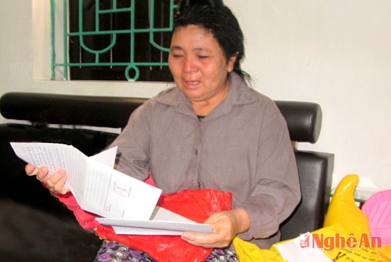 Bà Nguyễn Thị Dung trình bày sự việc với phóng viên.