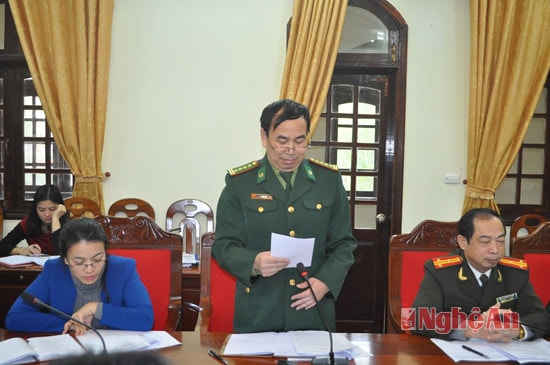 Đại diện Bộ chỉ huy Biên phòng tỉnh báo cáo và đề xuất