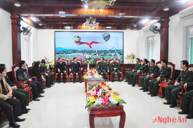 Đoàn công tác trao quà Lữ đoàn thông tin