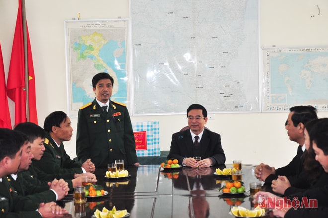 Trung đoàn trưởng Võ Cao Sơn cảm ơn đoàn công tác