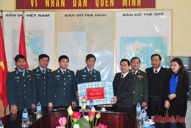 Đoàn công tác tặng quà Tiểu đoàn bảo vệ căn cứ sân bay Vinh