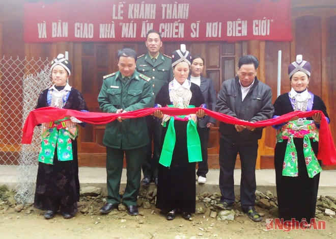 Cắt băng khánh thành “mái ấm chiến sỹ nơi biên giới” cho gia đình Trung úy Lầu Bá Chày