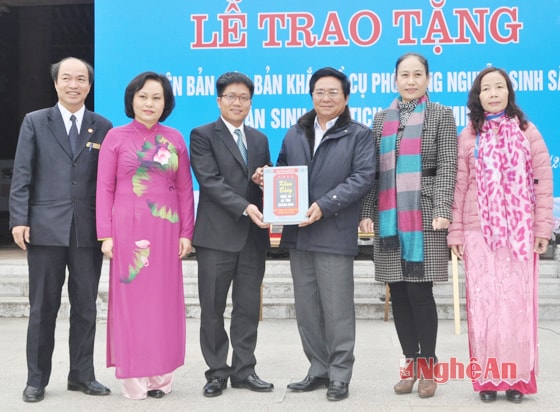 Trao tặng sách cho Khu di tích Kim Liên