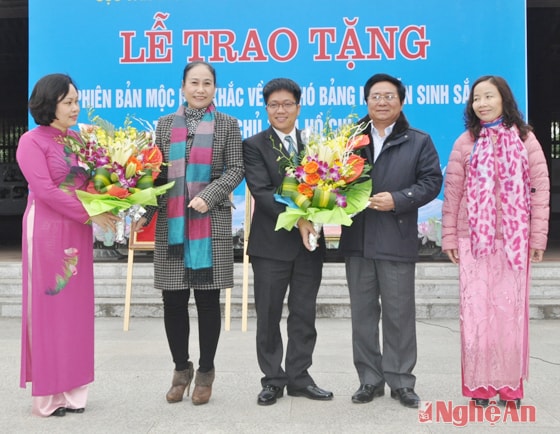 Lãnh đạo tỉnh tặng hoa cho các đại biểu Trung ương