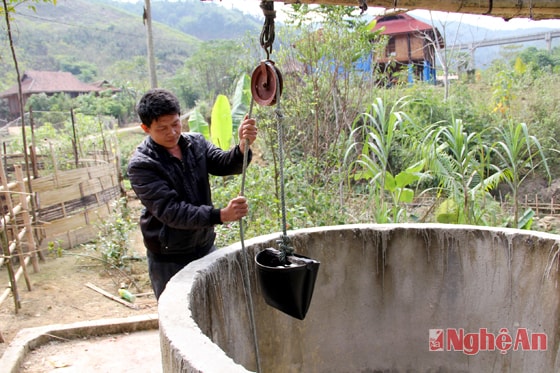 Giếng cạn, người dân phải chắt từng gàu nước đục.