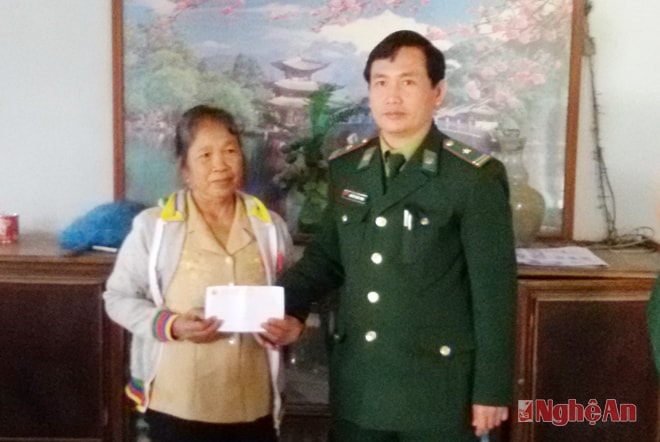 Đại diện đơn vị tặng quà cho gia đình chị Bình