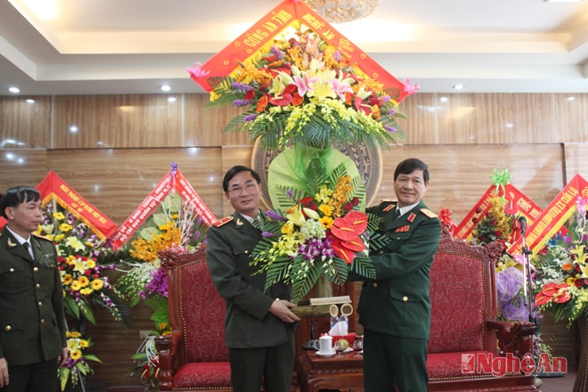 Thiếu tướng Nguyễn Xuân Lâm, UVBTV Tỉnh ủy, Giám đốc Công an  tỉnh tặng hoa chúc mừng Bộ tư lệnh Quân khu 4