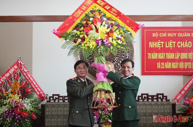 Tặng hoa chúc mừng Bộ chỉ huy Bộ đội Biên phòng tỉnh