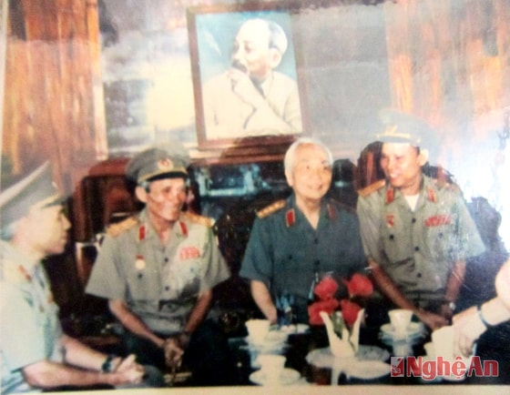 Thiếu tướng Nguyễn Xuân Chí (ngoài cùng bên trái) tiếp Đại tướng Võ Nguyên Giáp.