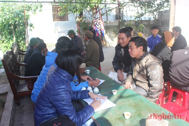 Đông đảo người dân đến chia buồn với gia đình anh Tú