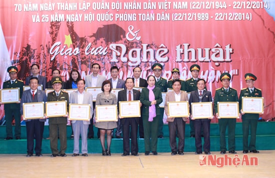 Đồng chí Đinh Thị Lệ thanh trao Bằng khen cho các tập thể đạt thành tích xuất sắc trong phong trào thi đua chào mừng 70 năm ngày thành lập Quân đội nhân dân Việt Nam
