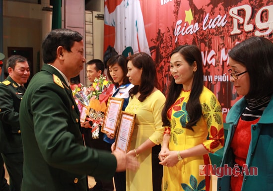 Đại tá Lương Hồng Phong - Chính ủy BCH Quân sự tỉnh trao thường cho các cá nhân đạt giải cuộc thi tìm hiểu 70 năm ngày truyền thống Quân đội nhân dân Việt Nam