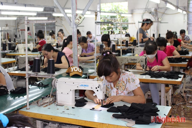 Sản xuất tại công ty may Dũng Thủy, xã Sơn Thành (Yên Thành).