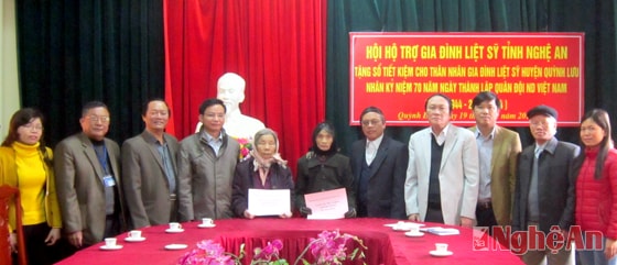 Hội Hỗ trợ gia đình liệt sỹ tỉnh trao sổ tiết kiệm cho 2 gia đình thân nhân liệt sỹ.