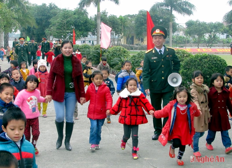 Vui vẻ đi thăm quan.