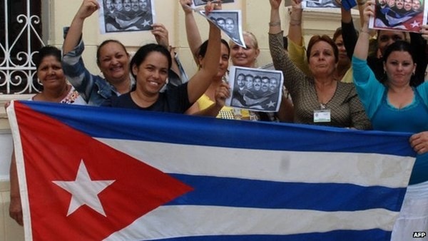 Người dân Cuba ra đường sau khi Chủ tịch Raul Castro tuyên bố Cuba và Mỹ  bình thường hóa quan hệ ngoại giao.