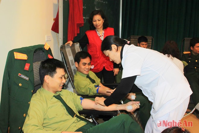 Cán bộ, chiến sỹ Bộ CHQS tỉnh hiến máu nhân đạo. Ảnh: Trọng Kiên