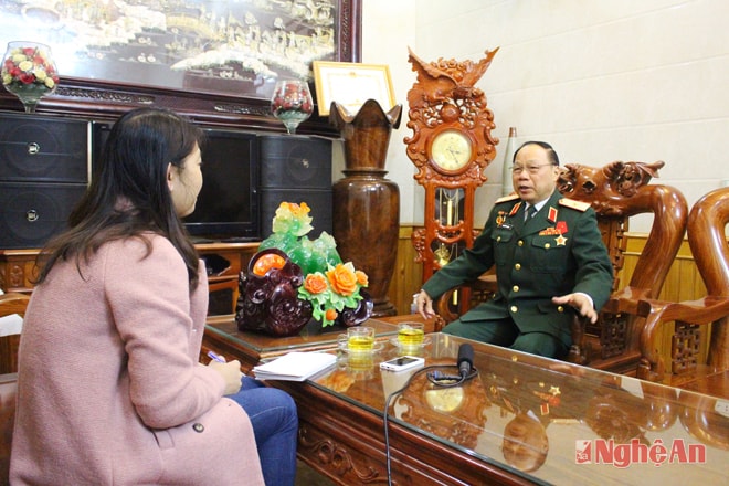 Thiếu tướng Nguyễn Văn Học trò chuyện với phóng viên.