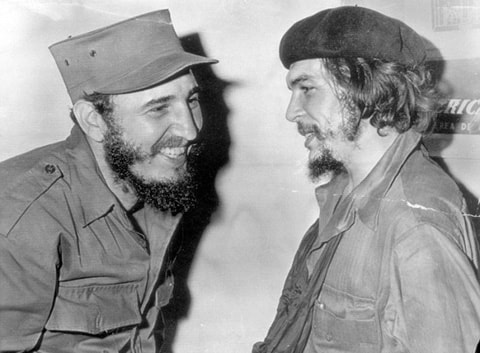 Fidel Castro (trái) và Che Guevara (ảnh: AP)