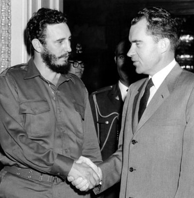 Fidel bắt tay Nixon trong chuyến thăm Washington năm 1959 (ảnh: UPI)
