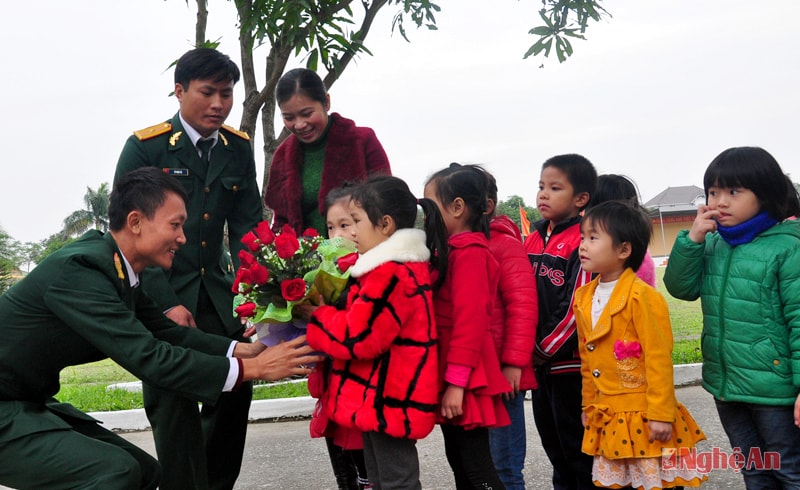 Tặng hoa chúc mừng các chú bộ đội.