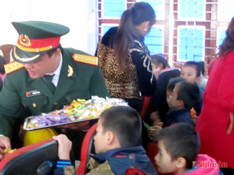 Được các chú bộ đội phát kẹo.