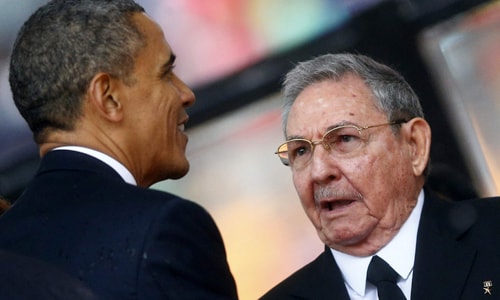 Tổng thống Mỹ Barack Obama (trái) bắt tay Chủ tịch Cuba Raul Castro trong lễ tưởng niệm cố tổng thống Nam Phi Nelson Mandela tại Johannesburg tháng 12/2013. Ảnh: Reuters.